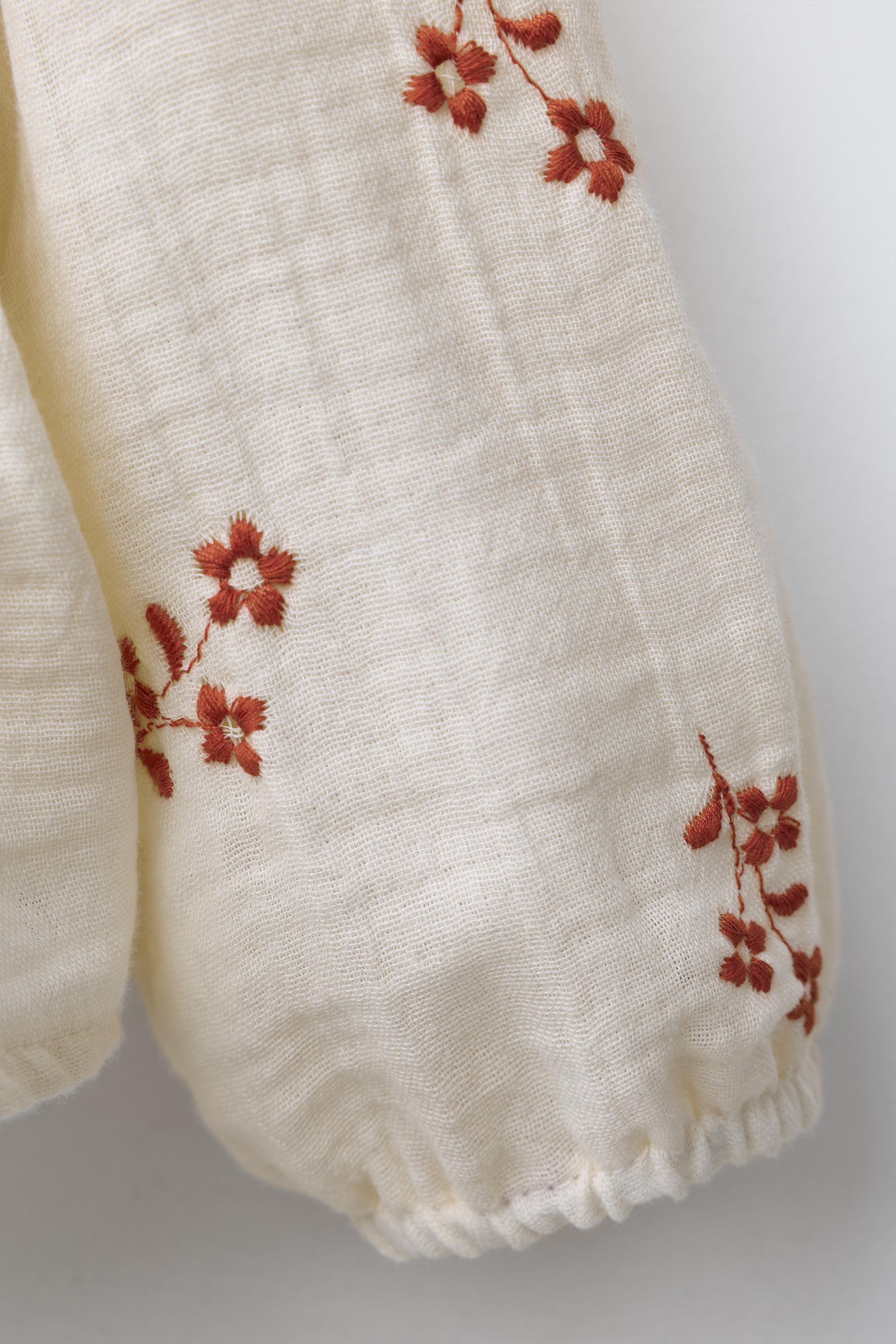 BLOUSE À FLEURS BRODÉES ET DENTELLE